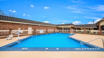 Una piscina al aire libre de temporada