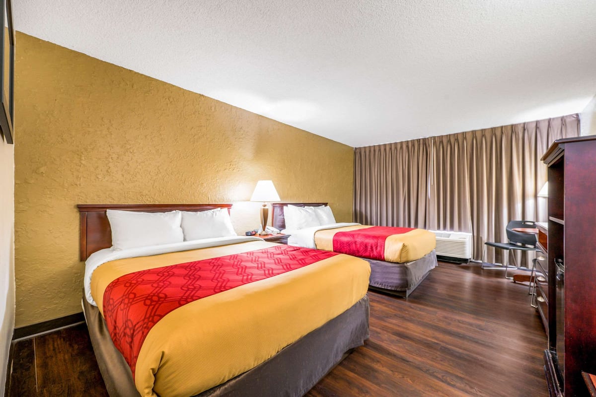 Tabla de planchar con plancha, wifi gratis, ropa de cama y despertador