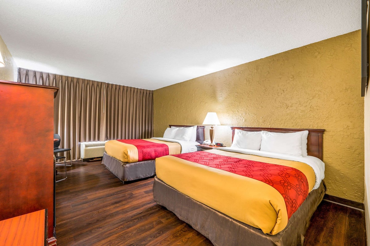 Habitación, 2 camas matrimoniales, para no fumadores | Tabla de planchar con plancha, wifi gratis, ropa de cama y despertador