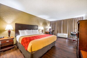 Tabla de planchar con plancha, wifi gratis, ropa de cama y despertador