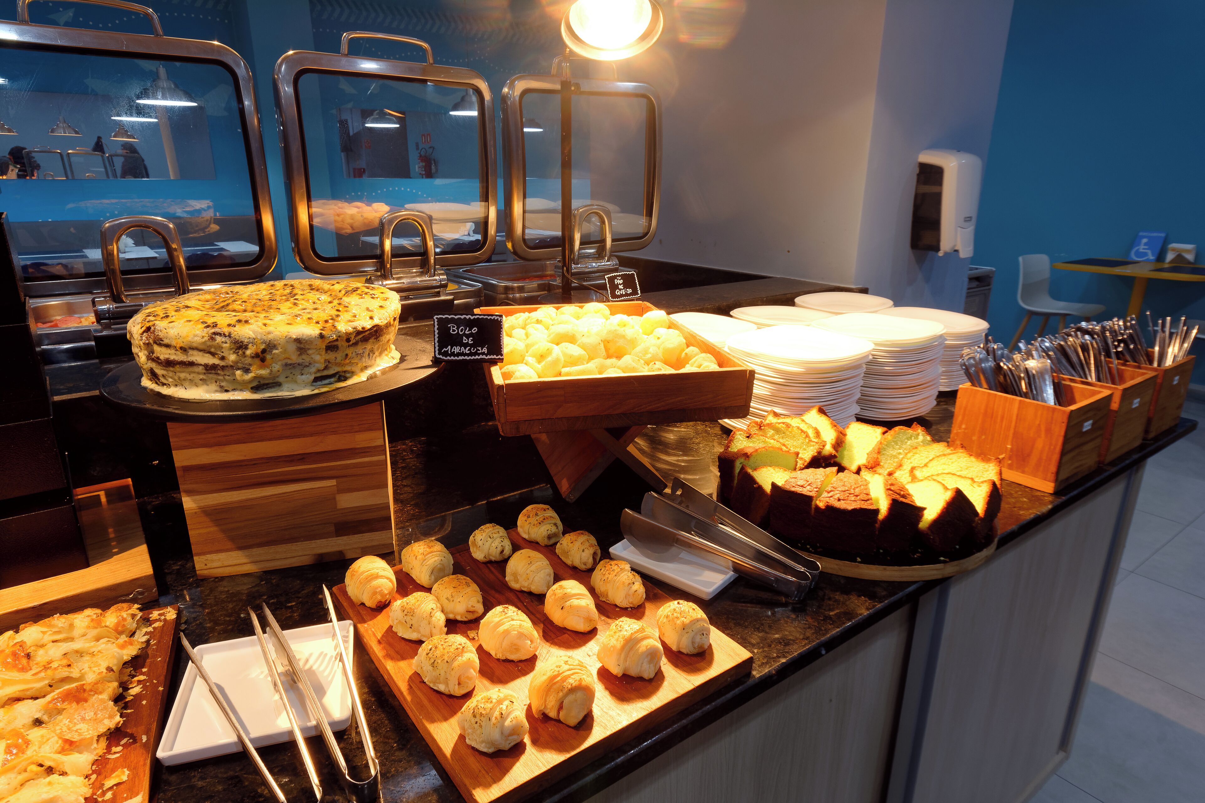 daily buffet breakfast (brl 45 per person)