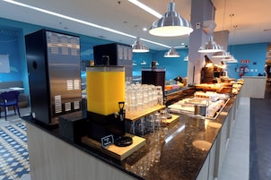 Café da manhã com buffet todos os dias mediante uma taxa