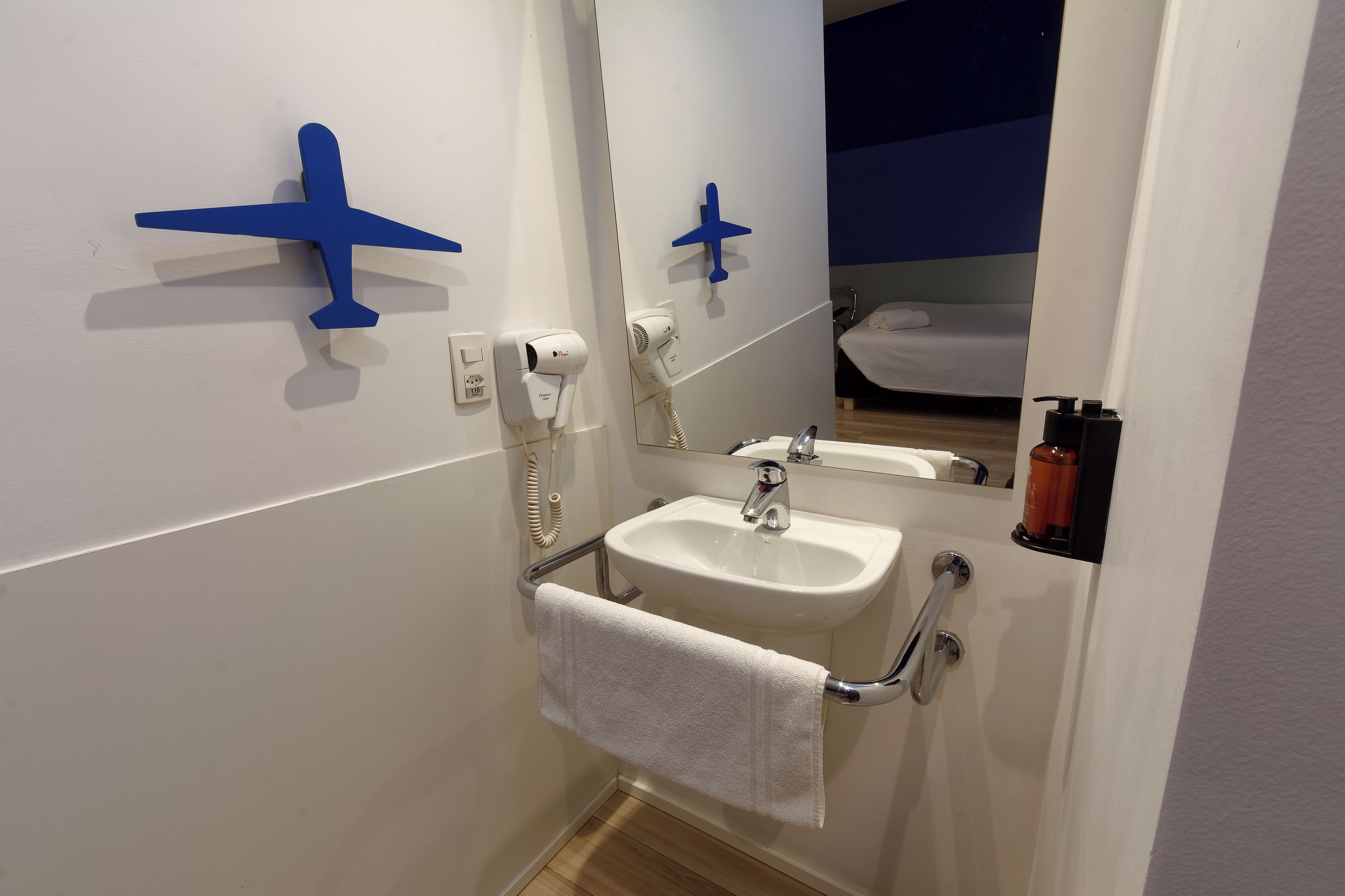 superior single room | bathroom | shower, eco-friendly toiletries, hair dryer, towels