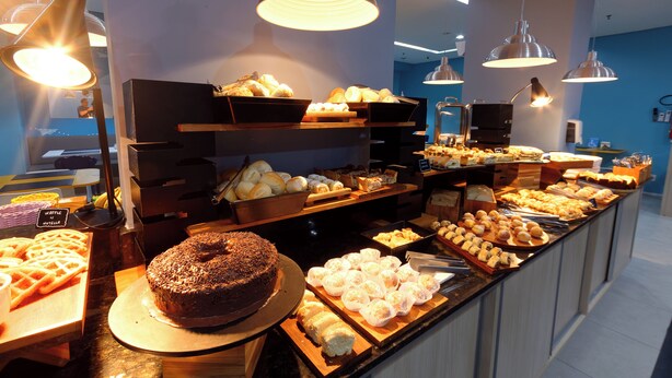 A buffet with various baked goods and desserts. - Golden Tower Express Anhembi by Fênix Hotéis (São Paulo)