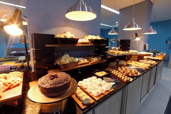 Café da manhã com buffet todos os dias (BRL 45 por pessoa)