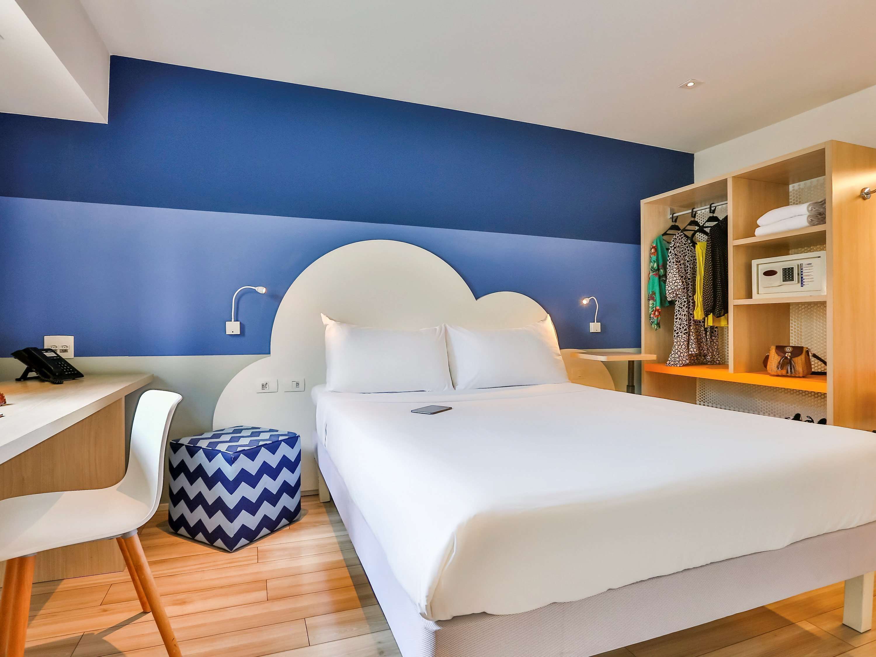 Minibar, coffres-forts dans les chambres, décoration personnalisée