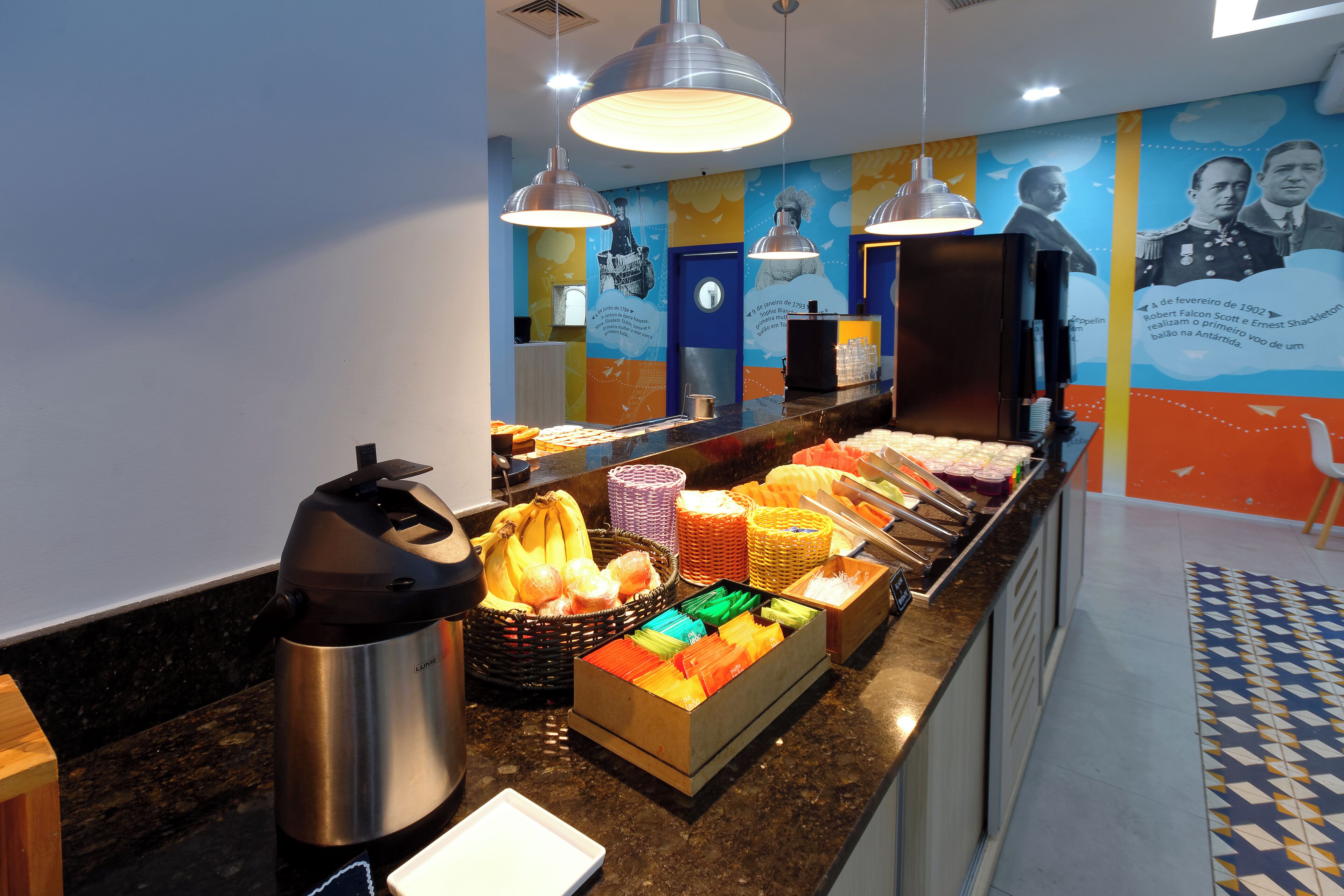Um buffet de café da manhã com diversos alimentos e uma máquina de café.