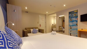 A hotel room with a bed, a sofa, a desk, and a bathroom visible through an open door. - Golden Tower Express Anhembi by Fênix Hotéis (São Paulo)