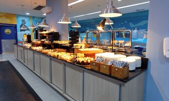 Daily buffet breakfast (BRL 45 per person)