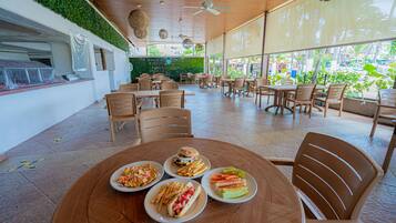 2 restaurants; breakfast, lunch, and dinner served