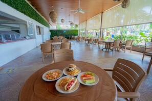2 restaurantes; se sirve desayuno, almuerzo y cena