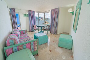 Bahia Suite | Living room | Flat-screen TV - Playa Suites Acapulco (Acapulco)