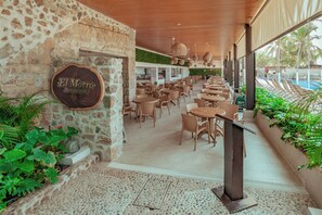 2 restaurants servant le petit déjeuner, le déjeuner et le dîner