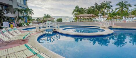 4 piscinas al aire libre, sombrillas, sillones reclinables de piscina