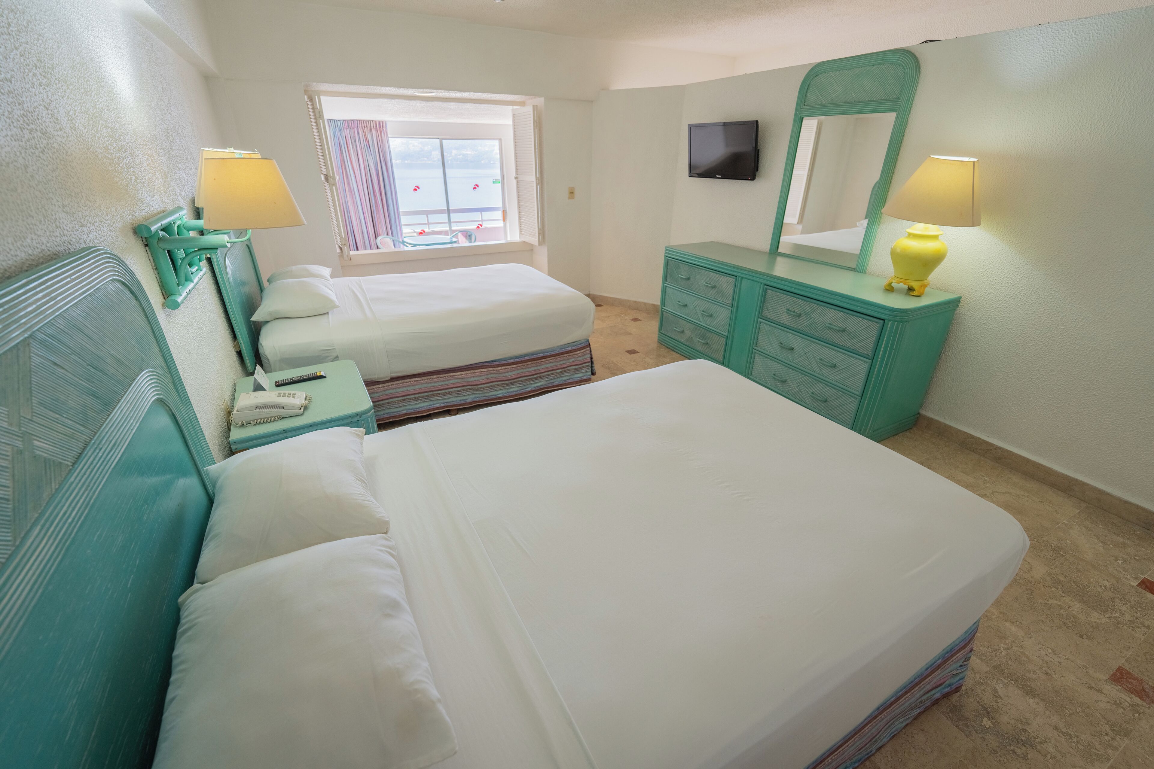 1 غرفة نوم وألحفة محشوة بالريش وخزنة داخل الغرفة ومكواة/لوح كي