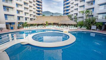 4 outdoor pools, pool umbrellas, pool loungers