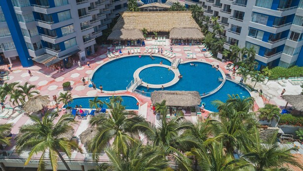 4 piscines extérieures, parasols, chaises longues