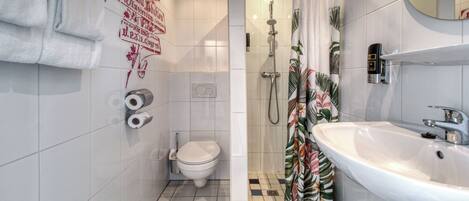 Un baño moderno con inodoro, ducha y lavamanos.