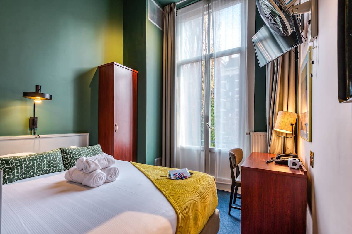 Hypo-allergenic bedding, in-room safe, desk, iron/ironing board