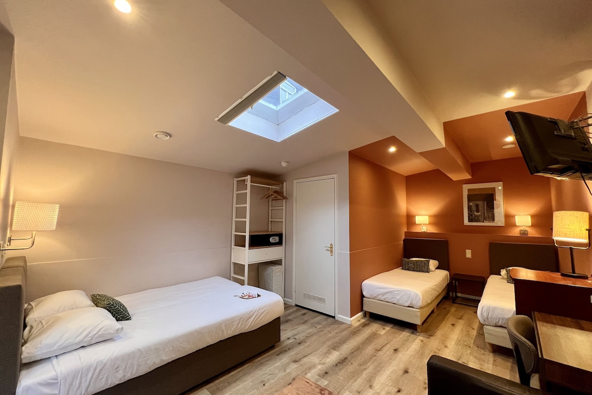 Ropa de cama hipoalergénica y caja de seguridad en la habitación 