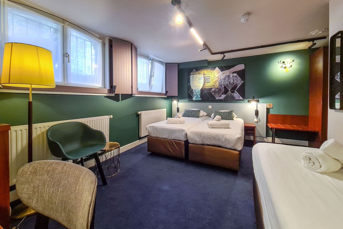 Hypo-allergenic bedding, in-room safe, desk, iron/ironing board