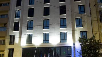 Mặt tiền nơi lưu trú - ban đêm