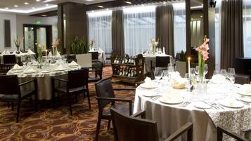 Phục vụ bữa sáng, bữa trưa, bữa tối, món ăn mang phong cách quốc tế