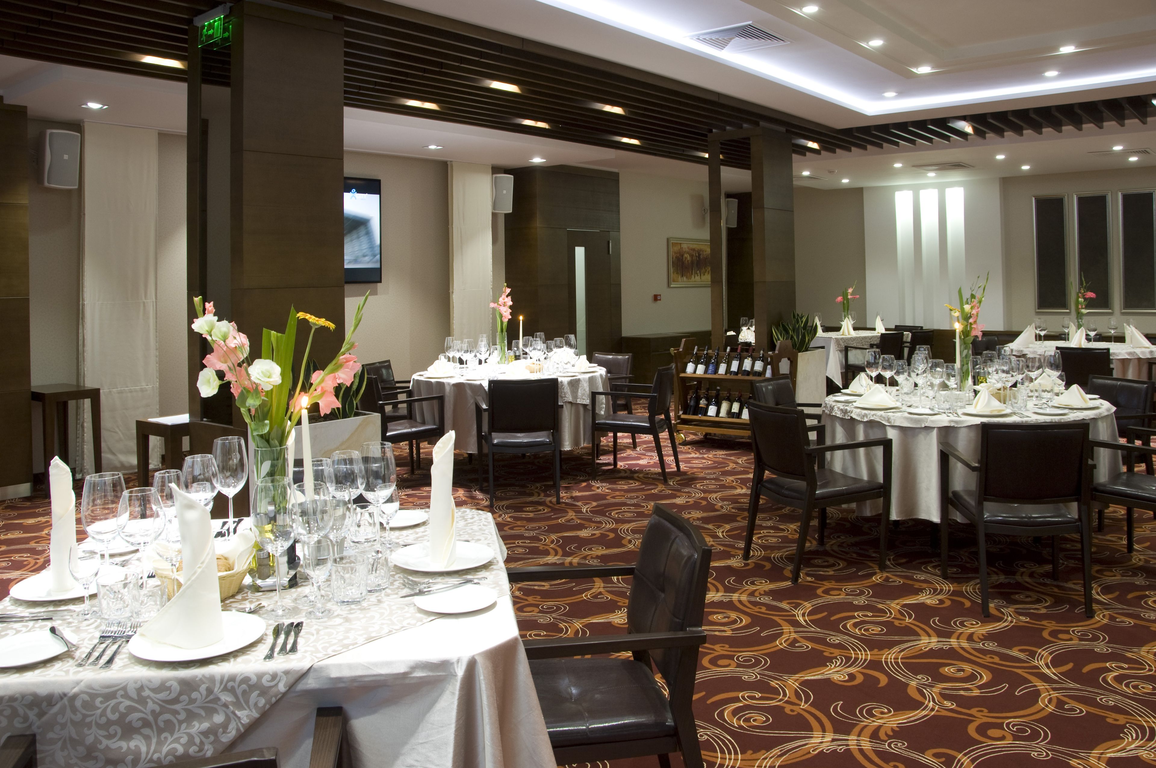 breakfast, lunch, dinner served; international cuisine