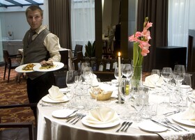 Aperto a colazione, pranzo e cena, cucina internazionale 