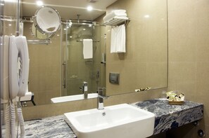 Dusche, Regendusche, Designer-Toilettenartikel, Haartrockner