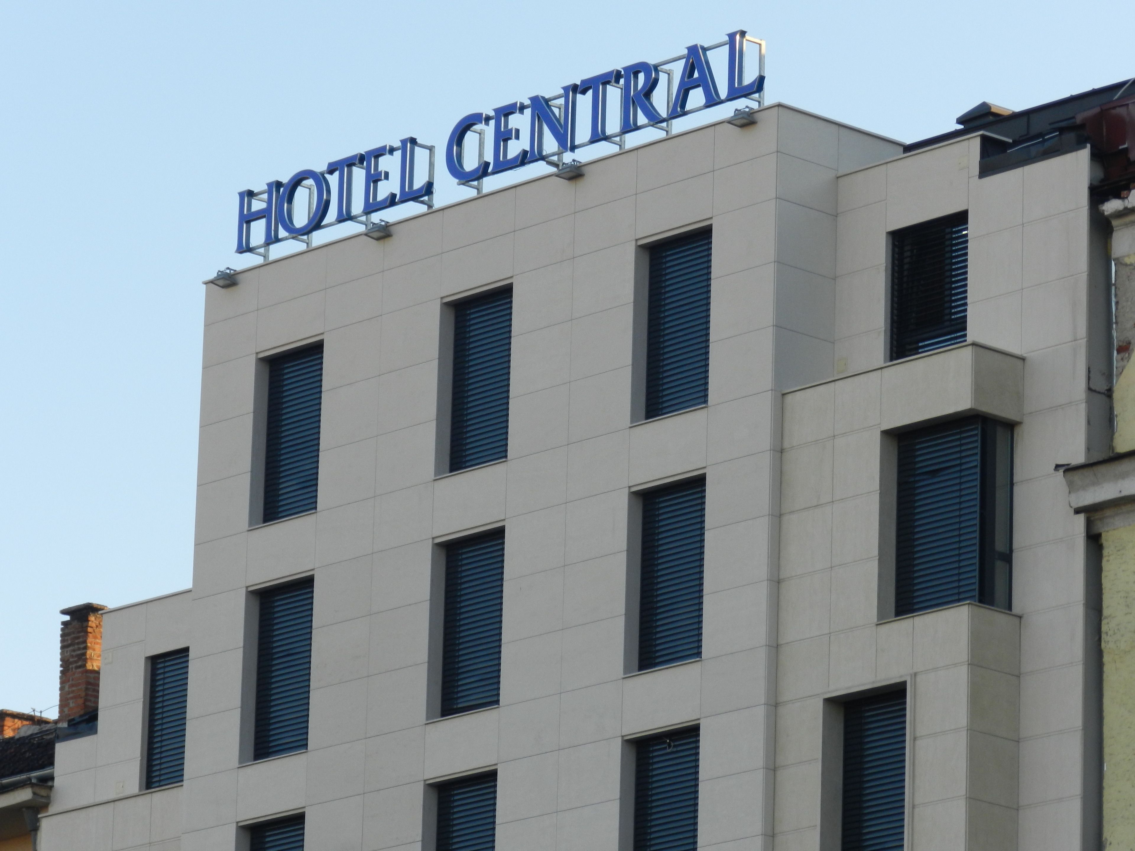 A building with a sign reading "HOTEL CENTRAL".