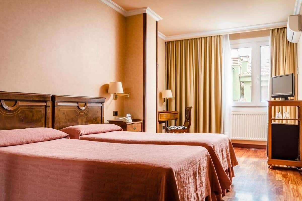 Standard tvåbäddsrum | Sängtillbehör av högsta kvalitet och minibar