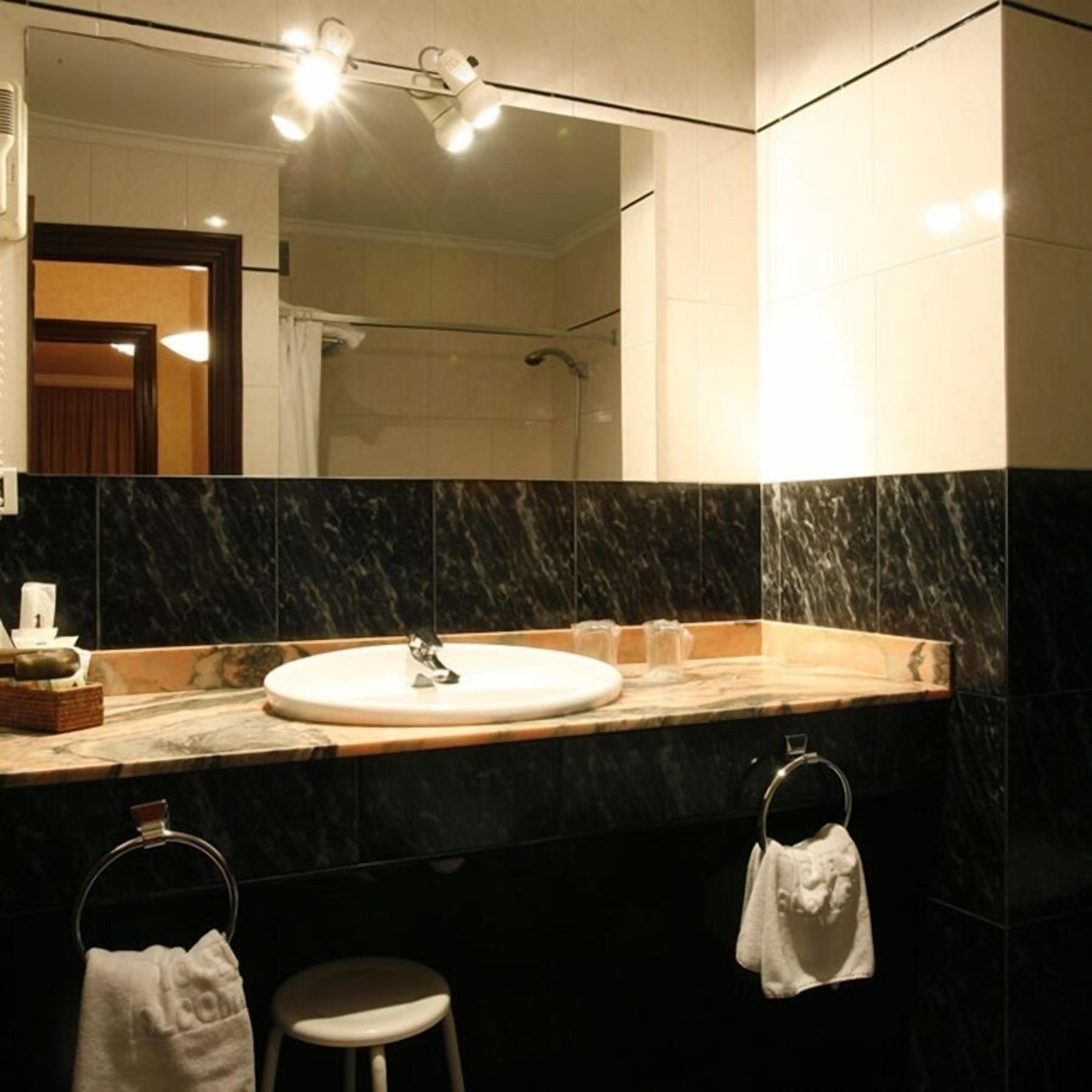 standard twin room | 1 bedroom, premium bedding, minibar, in-room safe