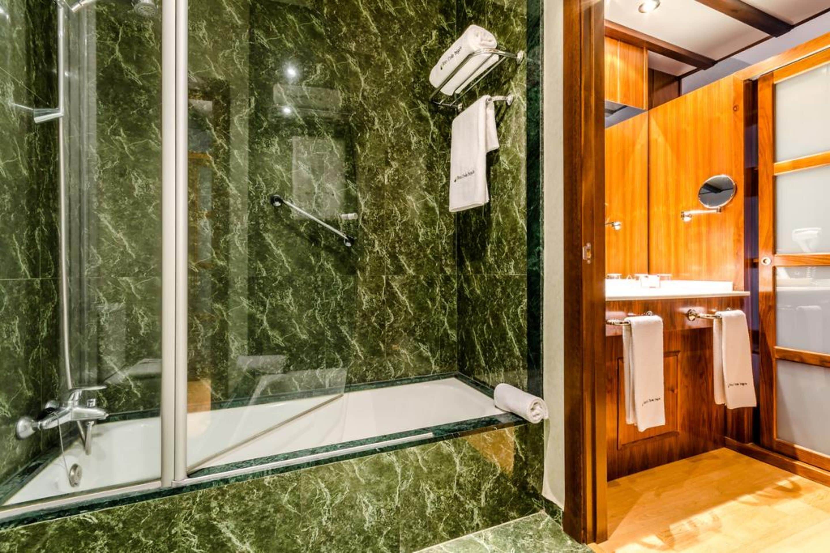 combined shower/bathtub, deep-soaking bathtub, free toiletries