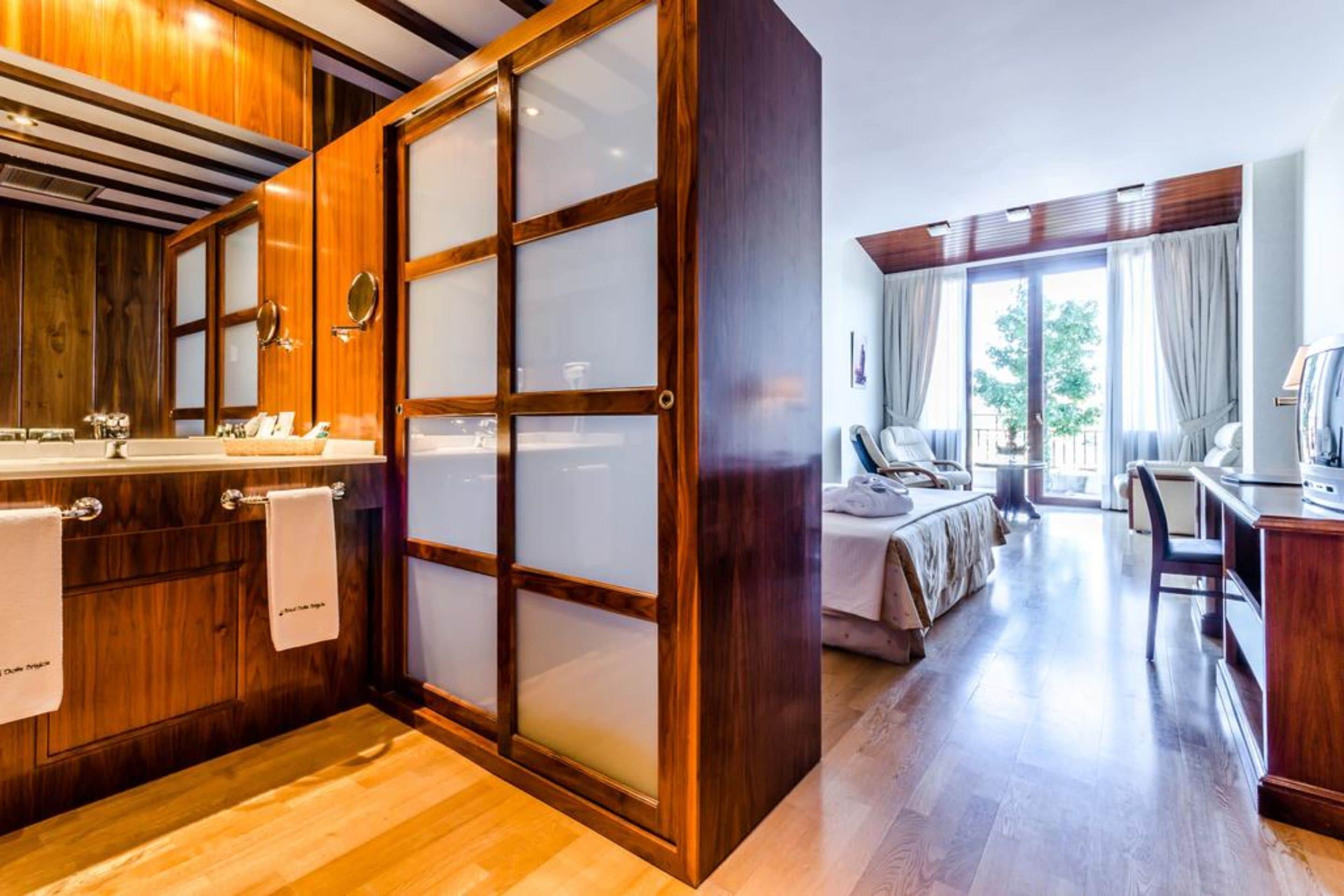 Junior Suite | Minibar, in-room safe, free cribs/infant beds, rollaway beds