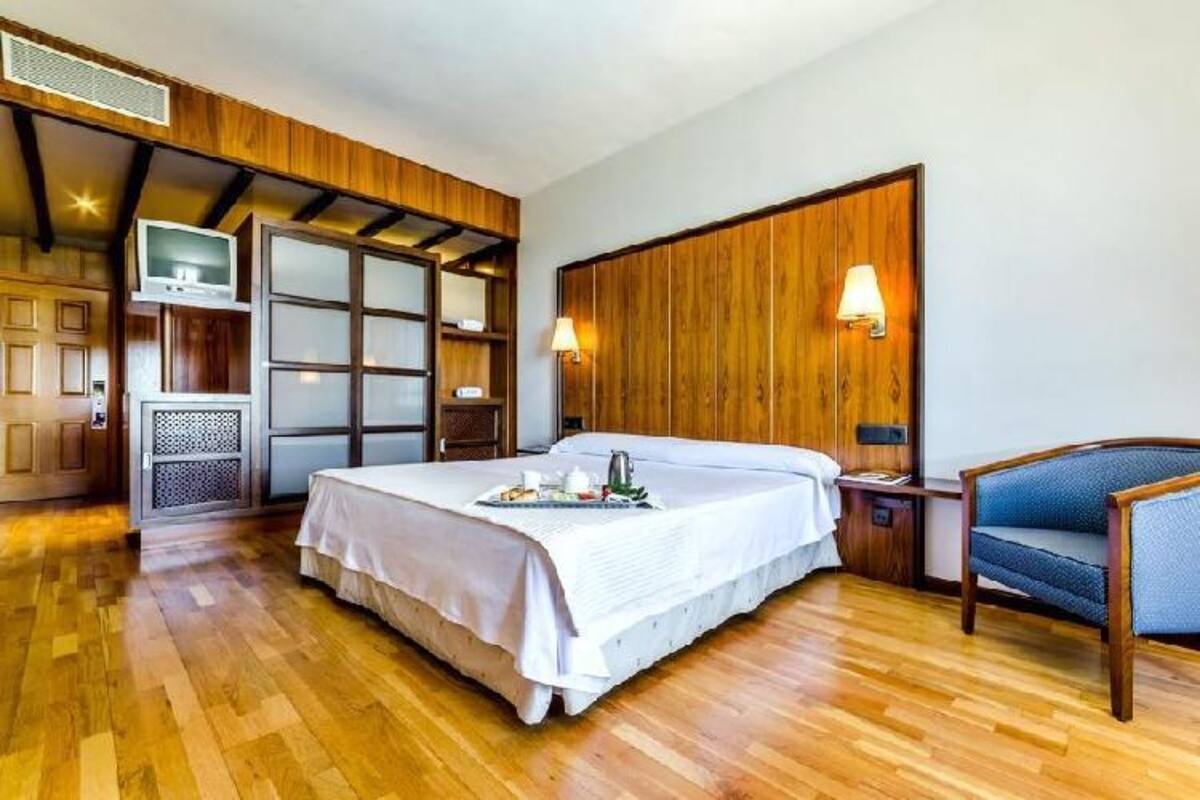 double room | minibar, in-room safe, free cots/infant beds, rollaway beds