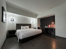 Business Suite with living area and street view | In-room safe, individually decorated, laptop workspace, blackout drapes