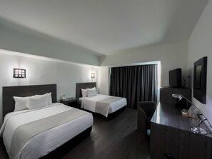 Tweepersoonskamer | Een kluis op de kamer, individueel gedecoreerd, een laptopwerkplek