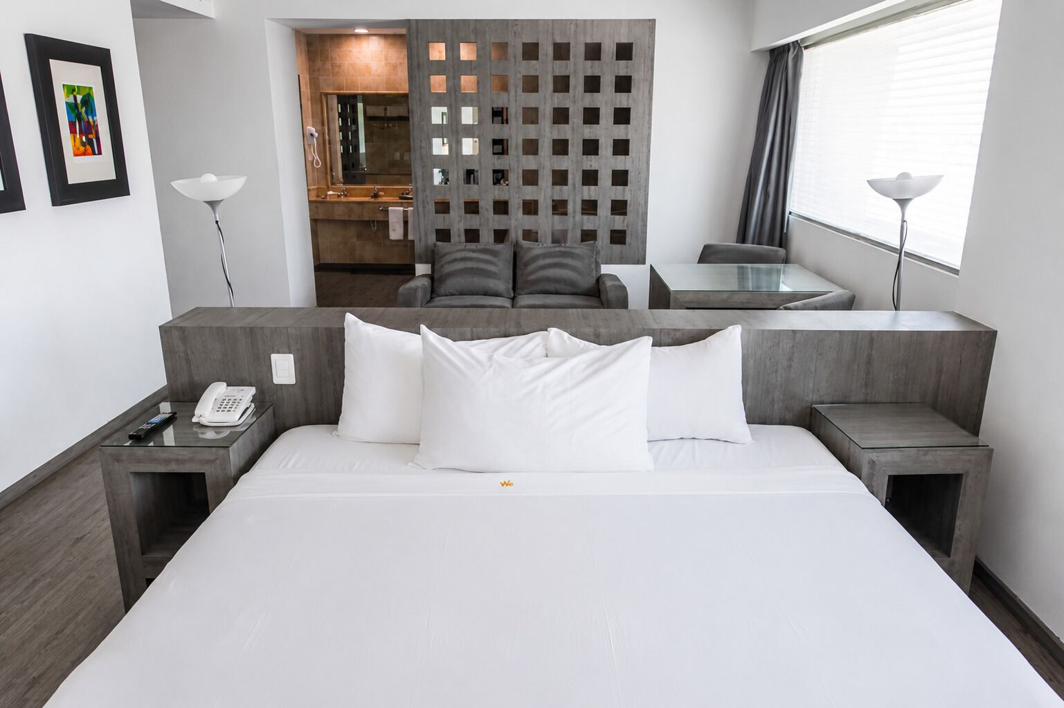 Master Suite con jacuzzi y vista a la calle | Caja fuerte, espacio para trabajar con un portátil, cortinas opacas