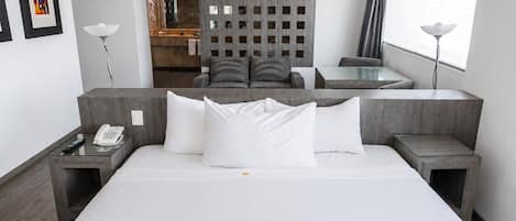 Master Suite with jacuzzi and street view | Zimmersafe, laptopgeeigneter Arbeitsplatz, Verdunkelungsvorhänge