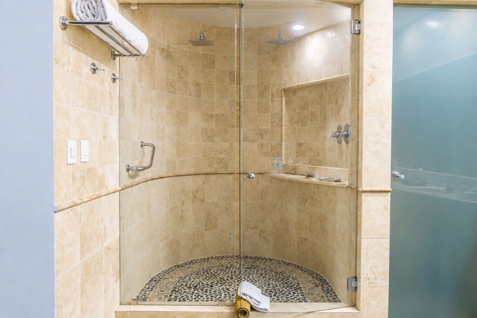 Master Suite con jacuzzi y vista a la calle | Caja de seguridad en la habitación y espacio para trabajar con laptop 