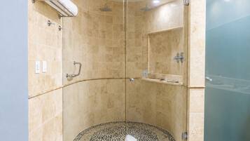 Master Suite con jacuzzi y vista a la calle | Caja de seguridad en la habitación y espacio para trabajar con laptop