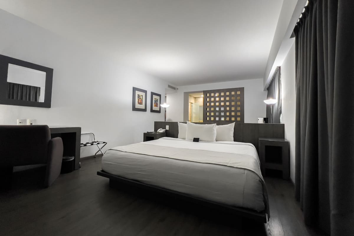 Master Suite with jacuzzi and street view | Coffre-fort, décor unique, espace de travail pour ordinateurs portables