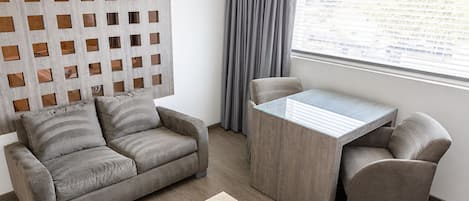 Master Suite con jacuzzi y vista a la calle | Caja de seguridad en la habitación y espacio para trabajar con laptop