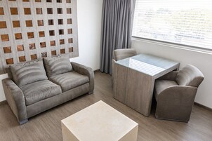 Master Suite con jacuzzi y vista a la calle | Caja fuerte, espacio para trabajar con un portátil, cortinas opacas