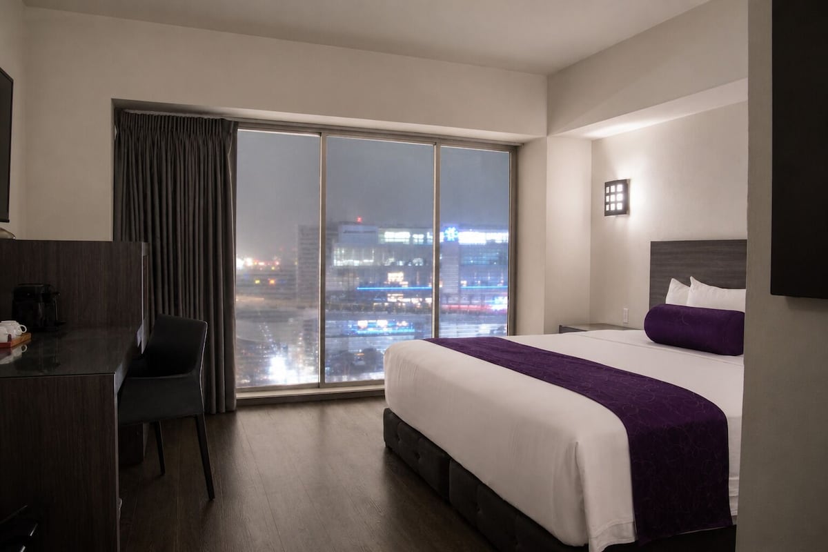 Habitación king con vista a la calle | Caja fuerte, espacio para trabajar con un portátil, cortinas opacas