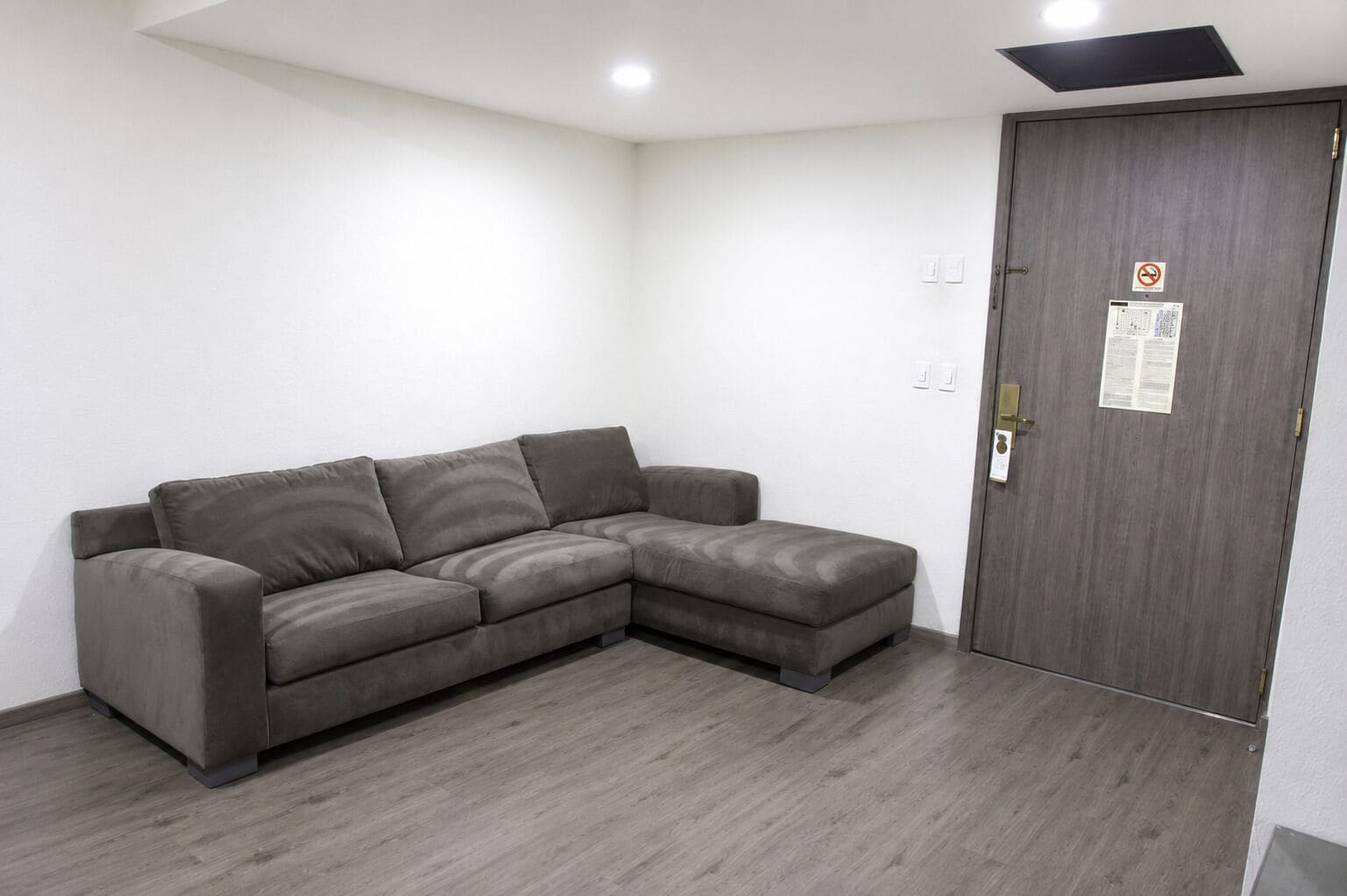 Suite Business con sala de estar y vista a la calle | Caja de seguridad en la habitación y espacio para trabajar con laptop 