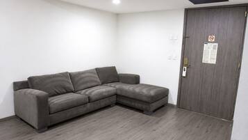 Suite Business con sala de estar y vista a la calle | Caja de seguridad en la habitación y espacio para trabajar con laptop