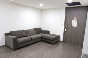 Suite Business con sala de estar y vista a la calle | Caja fuerte, espacio para trabajar con un portátil, cortinas opacas