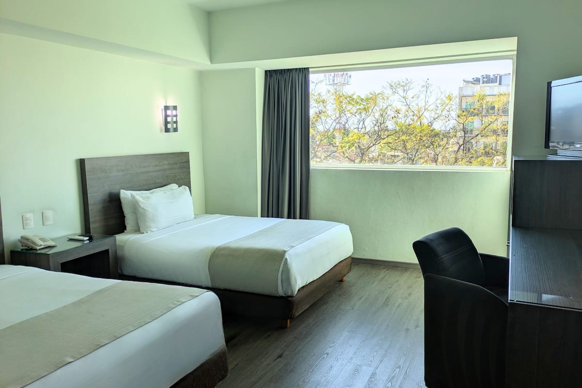 Double room with street view | Coffre-fort, décor unique, espace de travail pour ordinateurs portables
